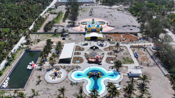 Pandan Kuning Park di Pantai Petanahan, Kebumen, Jawa Tengah