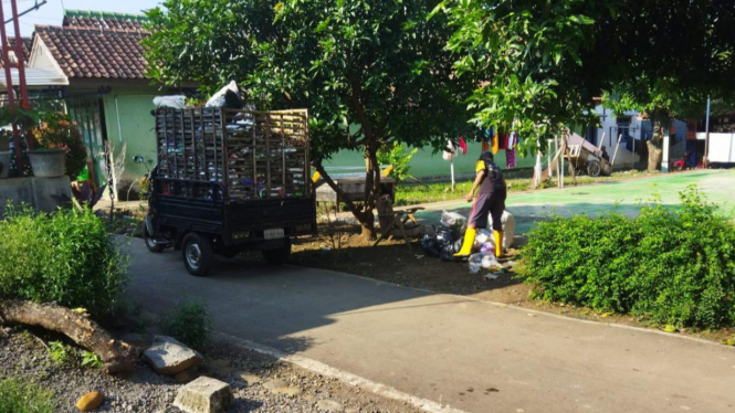 Petugas Kebersihan Mengambil Sampah di Desa Beji, Kabupaten Batang