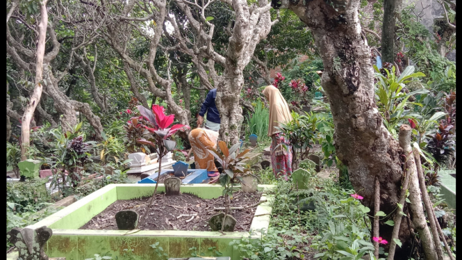 Ziarah Kubur di Pemakaman Umum Tlogomas Malang