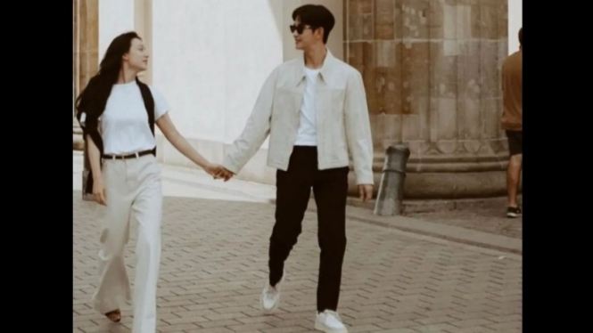 Kim Ji-Won dan Kim Soo-Hyun Bergandengan dengan Mesra