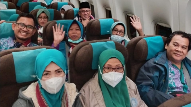 Jemaah Haji Indonesia Saat Terbang Menuju Makkah, Arab Saudi