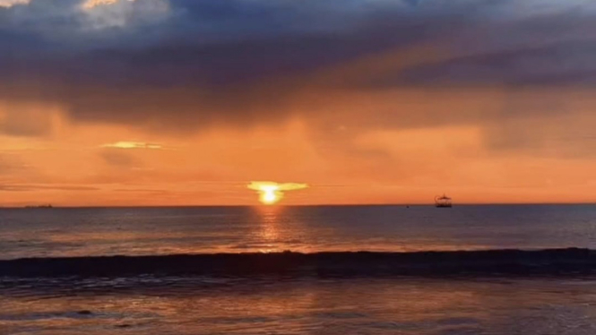 Sunset yang indah di Pantai Indah Bosowa