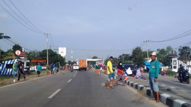 Para Penyapu Koin di Sekitar Jembatan Sewo, Subang