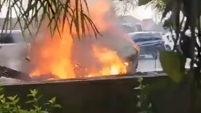 Kecelakaan Beruntun di Tol Jakarta-Cikampek, 2 Mobil Terbakar