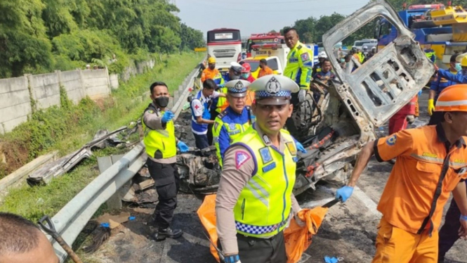 Kecelakaan Beruntun di Tol Jakarta-Cikampek, 2 Mobil Terbakar