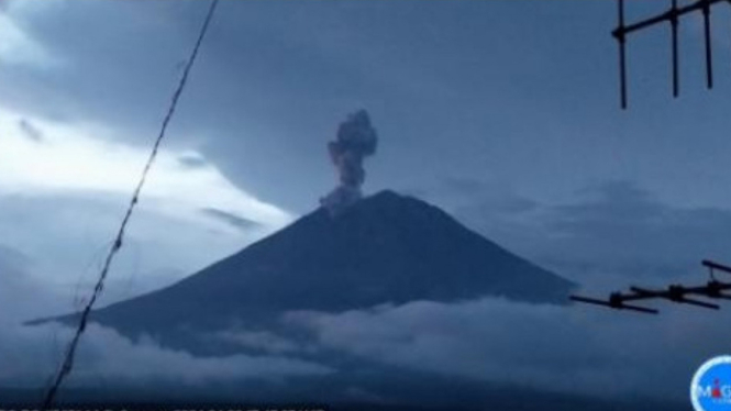 GUNUNG SEMERU: Alami Erupsi Pada Sabtu Sore, Tinggi Letusan Capai 1.500 ...