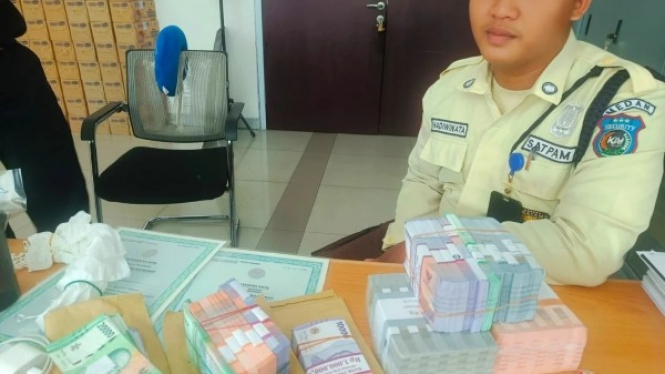 Petugas security KAI Bandara Medan saat mengembalikan uang ditemukan