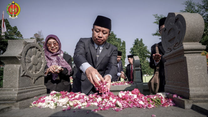 Sambut Hari Pendidikan Nasional, Ziarah ke Makam Ki Hajar Dewantara