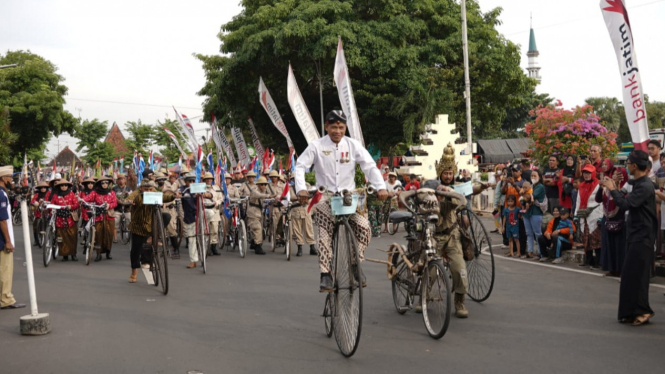 Peserta Onthelist Sepeda Tua Ikuti Karnaval di Tuban, Jawa Timur