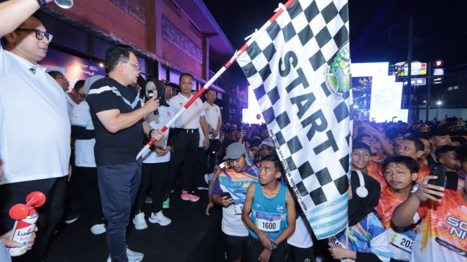 Pelepasan Peserta SOMA Nite Run 2024, di Alun-alun Wiraraja Mojokerto