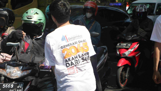 Pawai Motor Listrik Warnai Peringatan Hari Jadi Universitas Dinamika