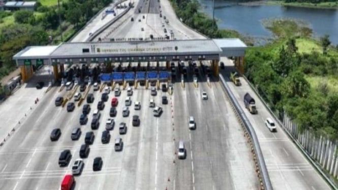 Ilustrasi Suasana arus lalu lintas di Gerbang Tol Cikampek Utama.