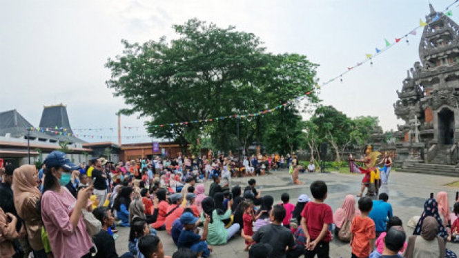 Ribuan Warga Memadati Taman Mini Indonesia Indah (TMII)
