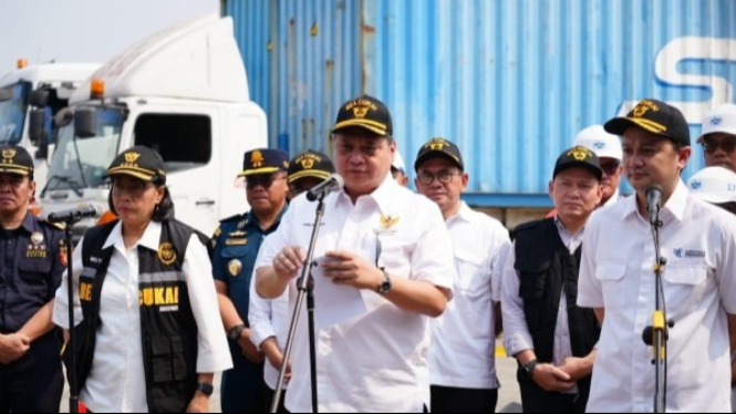 Airlangga, Sri Mulyani dan Jeri Sambuaga di Tanjung Priok