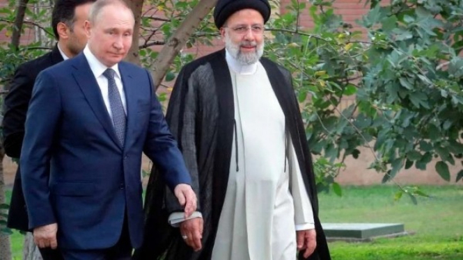 Presiden Rusia Vladimir Putin dan Presiden Iran Ebrahim Raisi