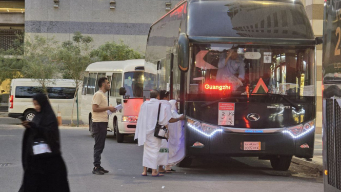Bus Menuju Makkah, Jemaah Kenakan Ihram