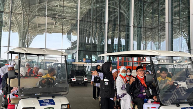 Petugas Bersiap Menyambut Kedatangan Jemaah Haji Gelombang II