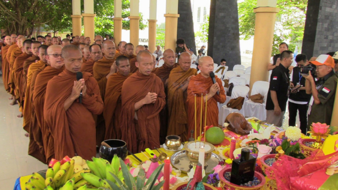 Para Bhiku Melakukan Ritual Pengambilan Api Dharma