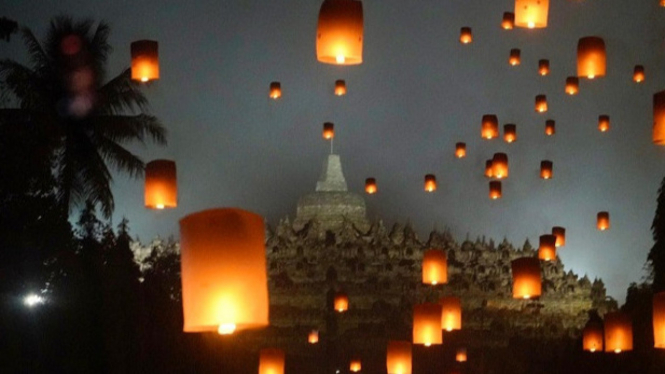 Lampion Waisak 2568 BE Diterbangkan di Candi Borobudur