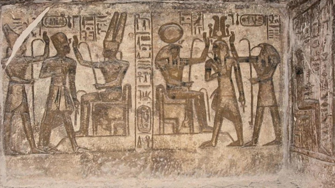 Dekorasi hieroglif di salah satu ruangan kuil Ramses II