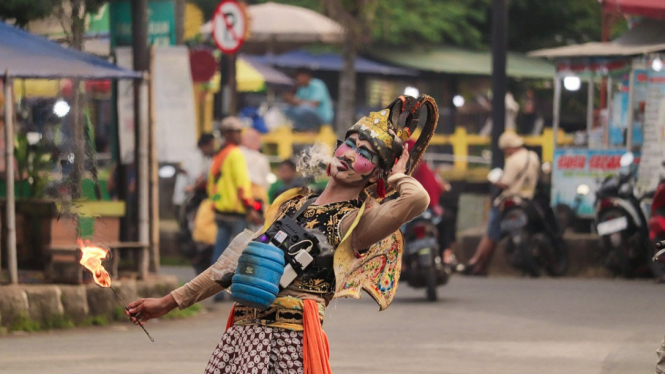 Seniman Wayang Orang Jalanan di Alun-Alun Limpung, Batang, Jawa Tengah