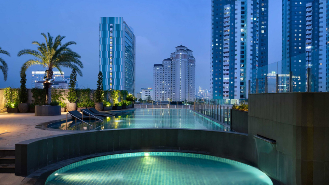 Infinity Pool di Lantai 8 dengan Pemandangan Kota Khas Jakarta