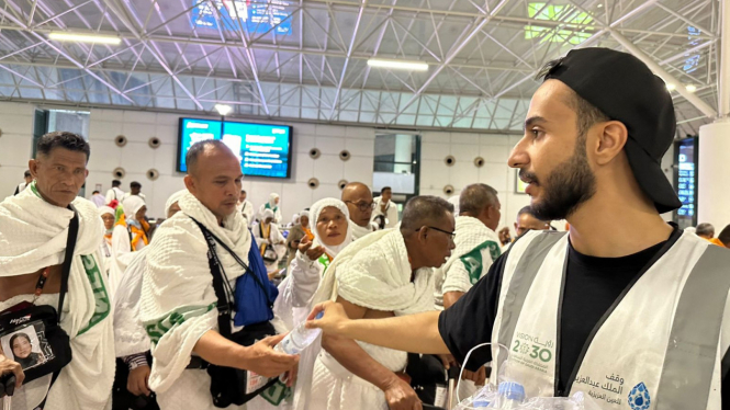 Jemaah Haji Indonesa Mendapat Air Zam-Zam Saat Tiba di Bandara Jedah