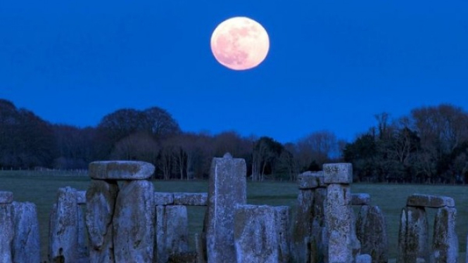 Bulan dan stonehenge