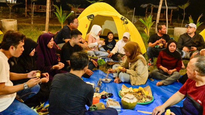 Pengunjung Menikmati Suasana Camping Ground di Pantai Kelapa, Tuban