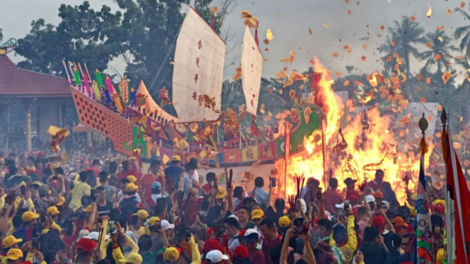 Ilustrasi: Festival Bakar Tongkang