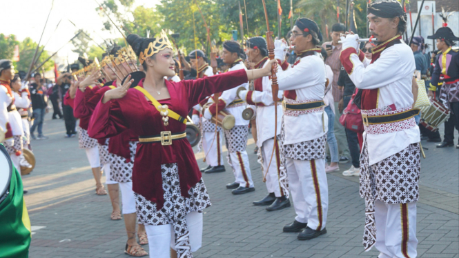 Remaja Putri Ikut Jadi Pasukan Bregada