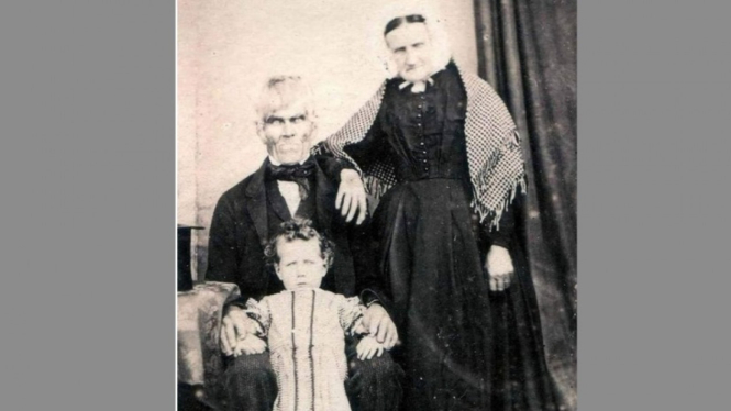 Foto Keluarga Misterius yang Ditemukan Tahun 1800-an