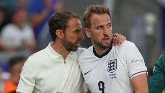 Pelatih Inggris Gareth Southgate bersama striker Harry Kane