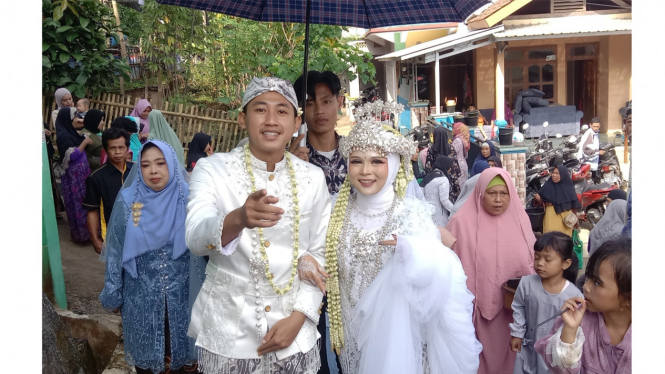 Pengantin Baru dengan Sanak Kerabat di Desa Gunung Larang