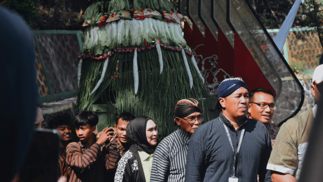 Prosesi Kirab Gunungan di Bantaran Sungai Winongo