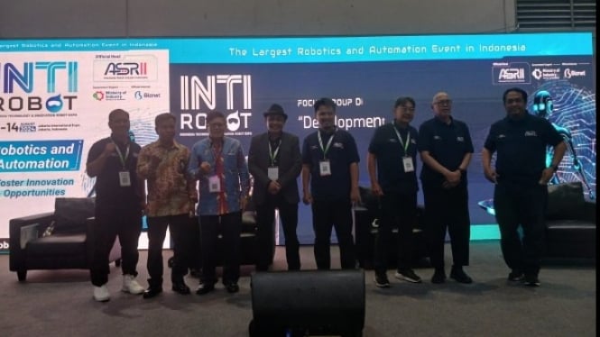 Foto Bersama Usai Bisnis Forum di INTI Robot