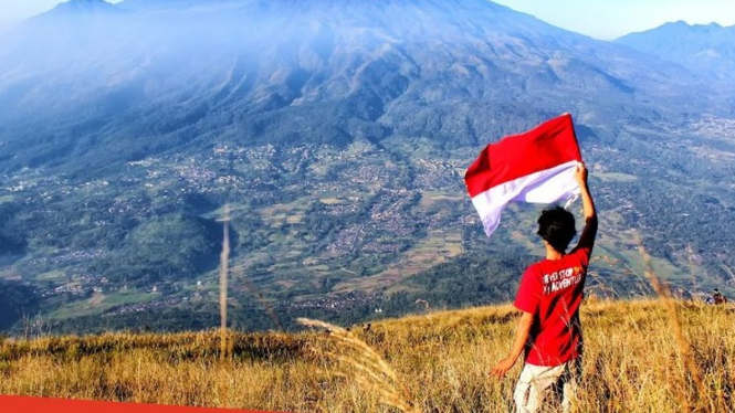 Kibar bendera di Gunung