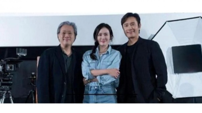 Son Ye-Jin dan Lee Byung-Hun Bersama Sutradara Park Chan-Wook