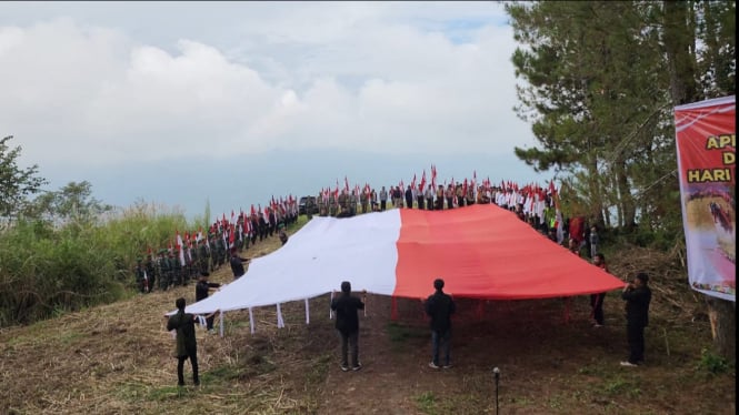 Merah Putih Raksasa Dikibarkan di Puncak Merah Putih, Aceh