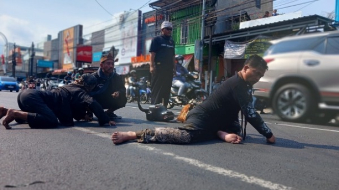 Seni Bantengan dalam Karnaval Budaya Dinoyo Malang