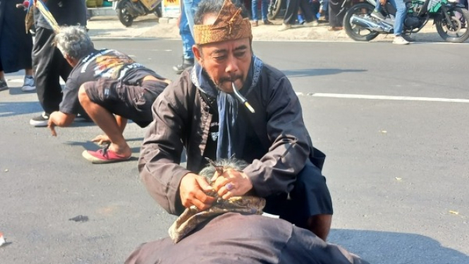 Seni Bantengan dalam Karnaval Budaya Dinoyo Malang