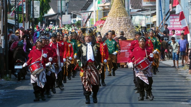 Tradisi Saparan Sebaran Apem Kukus Keong Mas