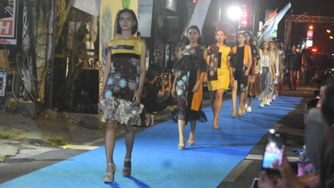 Peragaan Busana di Fashion on The Street Festival Prawirotaman 2024