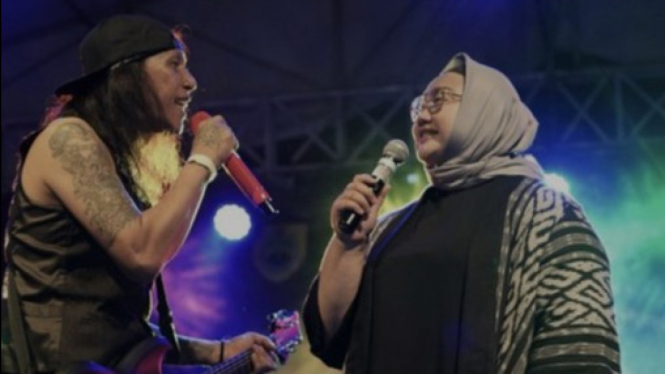 Kala Bupati Yuni Ngerock Bareng Roy Jeconiah...