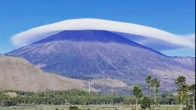 Awan jenis altocumulus lenticularis