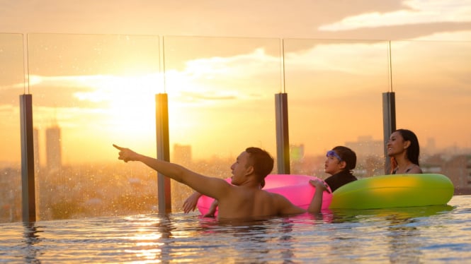 Infinity Pool dengan Pemandangan Cantik Kota Jakarta