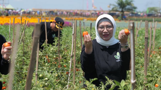 Pj Bupati Lumajang, Indah Wahyuni Resmikan Gerbas Tani