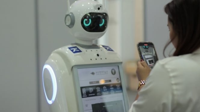 Pengunjung Inti Robot Berbincang dengan Robot AI.jpg