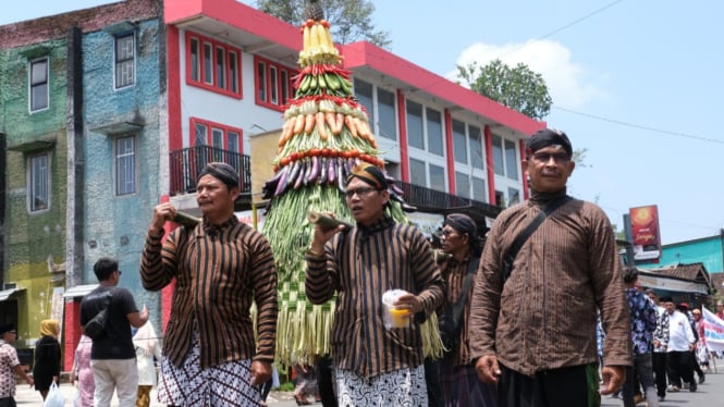 Warga Antusias Ikuti Grebeg Maulid Kirab 1.000 Tumpeng