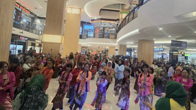 Tua dan Muda Menari bersama Tari Tradisional Indonesia